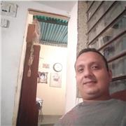 Docente universitario con dominio de grupo, presto a dar clases para alumnos de todas las edades